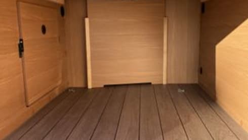 Cara – Van (6 m) from Weinberg with pop-up roof for rent