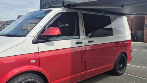 Candycane – 5 berth Volkswagen campervan from 2015