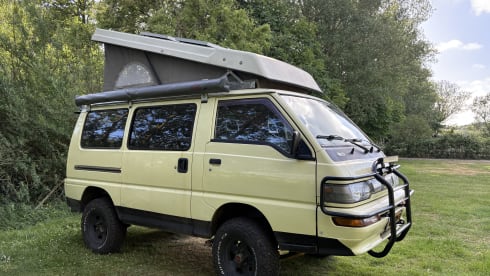 The beast, Mitsubishi L300 uit 1995 – Yellow 4x4 camper van – off-grid adventure & nature office in one!
