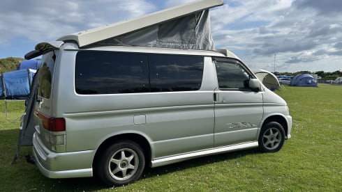 Bonnie – Mazda campervan met 3 slaapplaatsen uit 2002