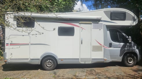Adventurous and mega comfort with this 6-person Challenger alcove from 2012