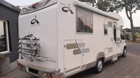 CI X-TIL – Very luxurious 4 person camper with queen bed and pull-down bed, lots of storage space