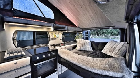 Van Damme – Renault traffic LWB luxury campervan ( 2 adults & pet friendly  )