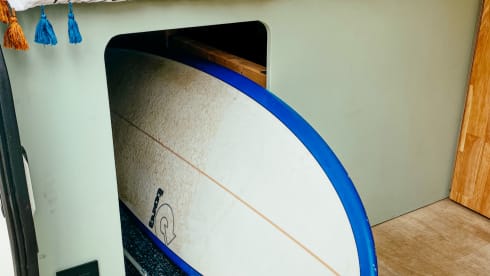 Accogliente camper per autobus fai-da-te (surf).