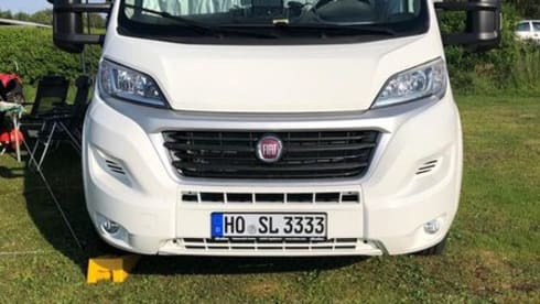 Sunliner – Semi-integrated with queen bed / 3.5 to / AHK 2000 kg