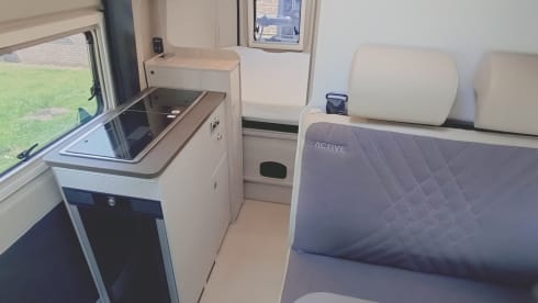 Compacte camper met fietsendrager handig voor een weekendje met 2