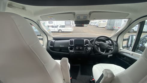 Winding Road – Camper di lusso Pilote P740FGJ del 2026 con 4 posti letto.