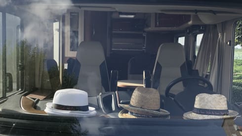 ZEER LUXE HYMER CAMPER – For rental to two experienced campers  