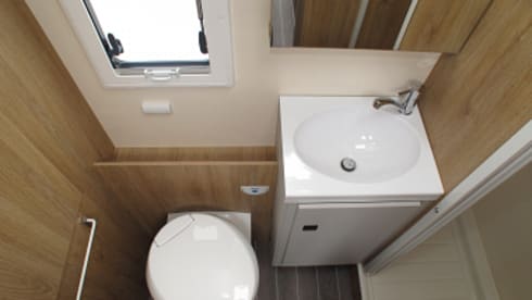 Luxury 4 berth Roller Team T-Line 785