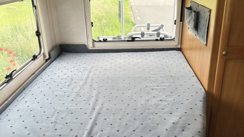2p Hymer B574 fixed bed air conditioning