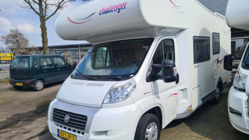 Beautiful 6 pers. + 2 * air conditioning Challenger Alcove motorhome