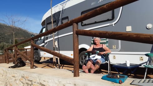 Globe-Drôme – 2 person semi-integrated Dethleffs camper 
