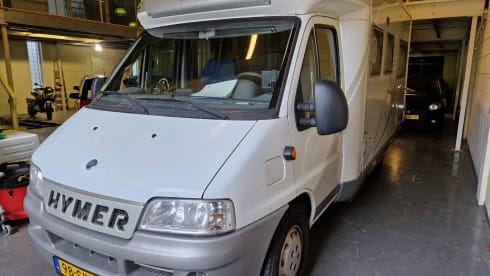 Hymer  – 2p Hymer camper + bicycle carrier