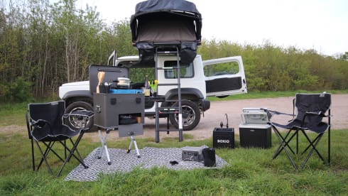 Simba – Keep smiling with this Suzuki Jeep with roof tent!