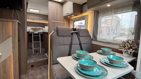 Making Memories 3 – 4persoons Ford Carado T447 half integraal uit 2025 met een Hefbed