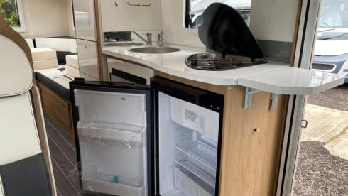 Auto Roller 747 – 2024 Roller Team Auto Roller 747 automatic six berth + six seatbelts 