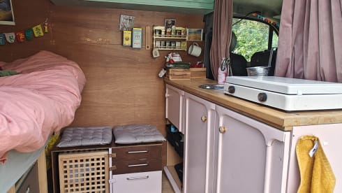 To the 'MOON' and back – Cozy 2p Renault campervan from 2004