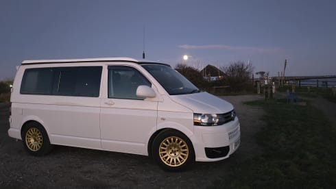 Lola – VW-Campingbus mit 4 Schlafplätzen, Baujahr 2011