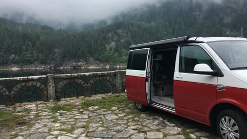 CALI Red/Grey – Volkswagen California Coast Red/Ascot Gray (2022)