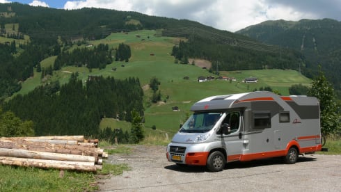 Bürstner Ixeo Quadra – Luxurious and neat 4 person Bürstner in beautiful colors
