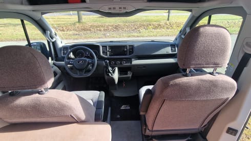 C35 –  Zeer luxe MAN-Knaus camper bus met groot vast bed 