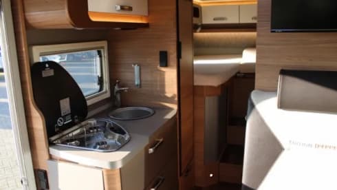 Roxi – Beautiful, luxury Dethleffs semi-integrated camper (4p) from 2021 (incl. Maxx fan!)