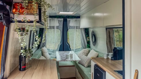 Very Spacious Luxury Off-Grid Camper – Freedom, Comfort & Adventure on Wheels!