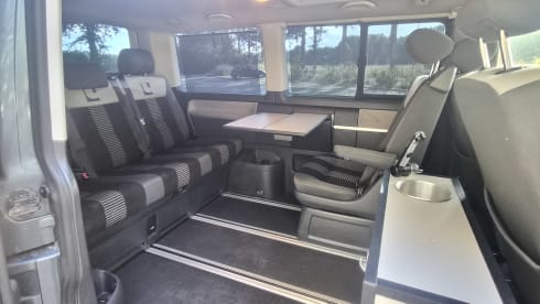 United – 4p Volkswagen campervan uit 2008