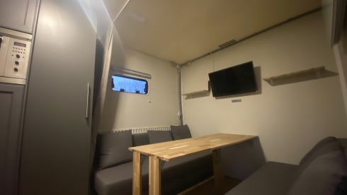 9 persoons trailer/camper  – Very spacious 8 to 9 person camper. 