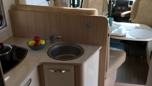 Chili – Burstner Ixeo 30J. Edition with hydr. Lifting supports, body climate and much more