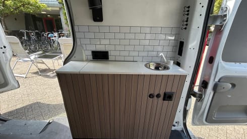 2p Renault campervan uit 2011