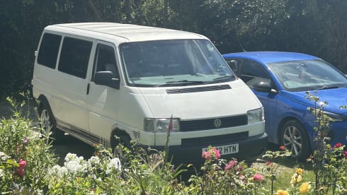 Readers (ready for anything) – 2 berth Volkswagen campervan from 2002