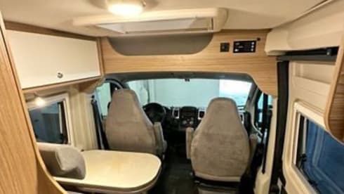 Niks hoeve – 4p Carado bus uit 2021