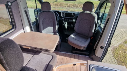 C35 –  Zeer luxe MAN-Knaus camper bus met groot vast bed 