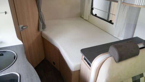 Sunlight T58, Compact 6-meter Semi-Integrated with French bed!