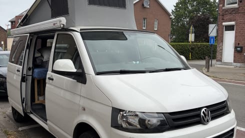 4p Volkswagen campervan uit 2014