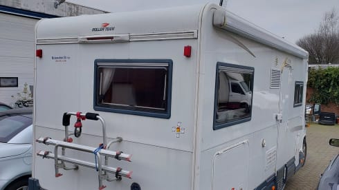 Roller Team – 4 person semi-integrated camper