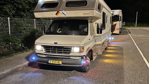 Amerikaanse camper – 6-person Ford E350 7.3L V8 turbo diesel