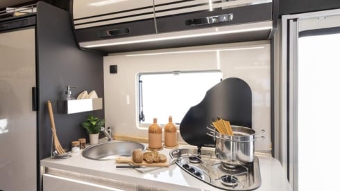 2024 Roller Team 675 Auto  – 6 sleeper Over cab bed & bunks