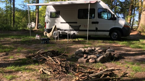 Ruth – Spacious, high 2p bus camper 