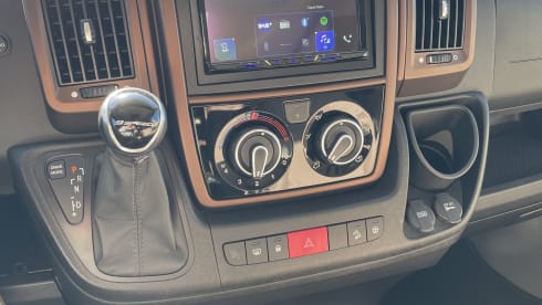 Modest – 5p McLouis Carat 873g integrated camper from 2021