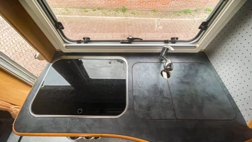Cosy Family Camper – Complete cozy family camper with large garage 5p Hymer