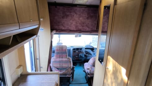 Zolu – Swift semi-integrale camper met 4 slaapplaatsen, gebouwd in 1998.