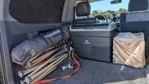 Cool Toyota Landcruiser with 2-person roof tent, unlimited km!