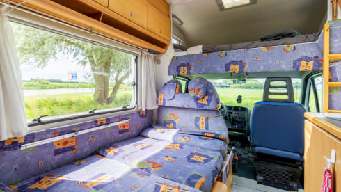 Knaussie – Wonderful compact alcove camper with 4 sleeping places