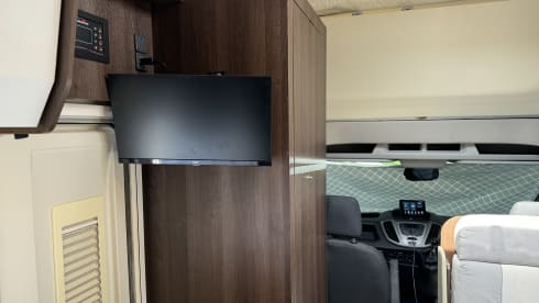 The Escape Pod – Comfortable and modern family Rollerteam motorhome - Free insurance 