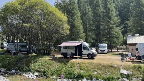 Ruth – Spacious, high 2p bus camper 