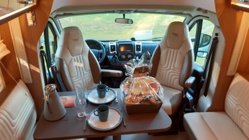 Top class, fresh, luxuriously equipped 4 pers. Burstner Iyseo.