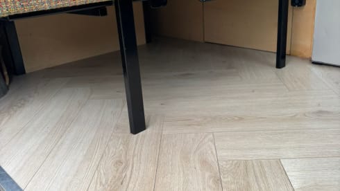 Bennie Benz – 2p Mercedes-Benz campervan uit 2003