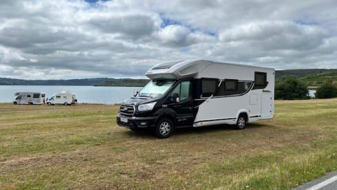 Cocoon 468 Northautokapppack (2024) with bicycle carrier. 
